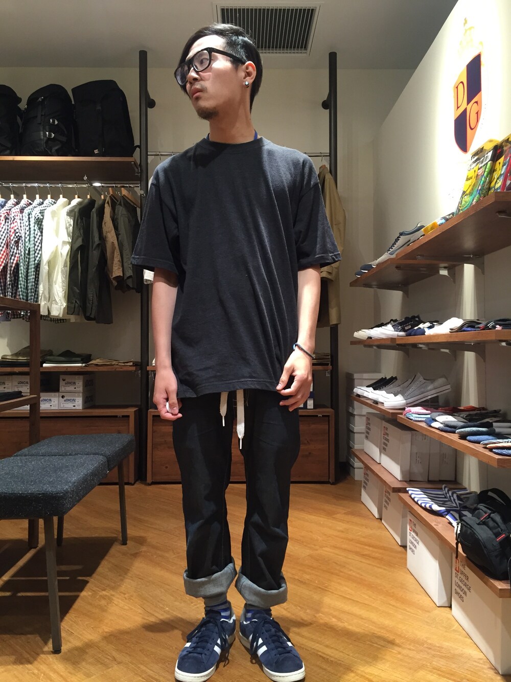 「ヒゲ、めがね、ストリート、古着、ビッグT、シンプル、アディダス、ディーゼル、コラボ、デニム」｜「adidas Originalsのアイテム（デニムパンツ、ブルー系）」を使った、柴田誠さん（メンズ・167cm）の春コーディネートの1枚目の写真