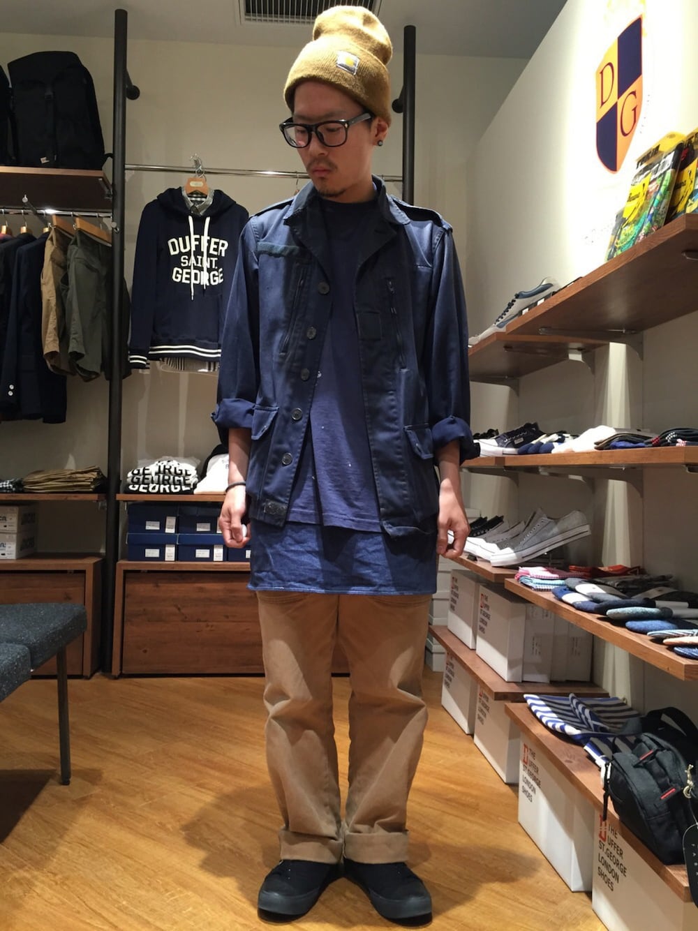 「古着、ワーク、ニット帽、ミリタリー、ペンキ加工、前掛け、バンダナ、めがね、ヒゲ、スニーカー」｜「The DUFFER of ST.GEORGEの“GREENY”SIDE LACE SNEAKERS：スニーカー（スニーカー、ブラック系）」を使った、柴田誠さん（メンズ・167cm）の春コーディネートの1枚目の写真