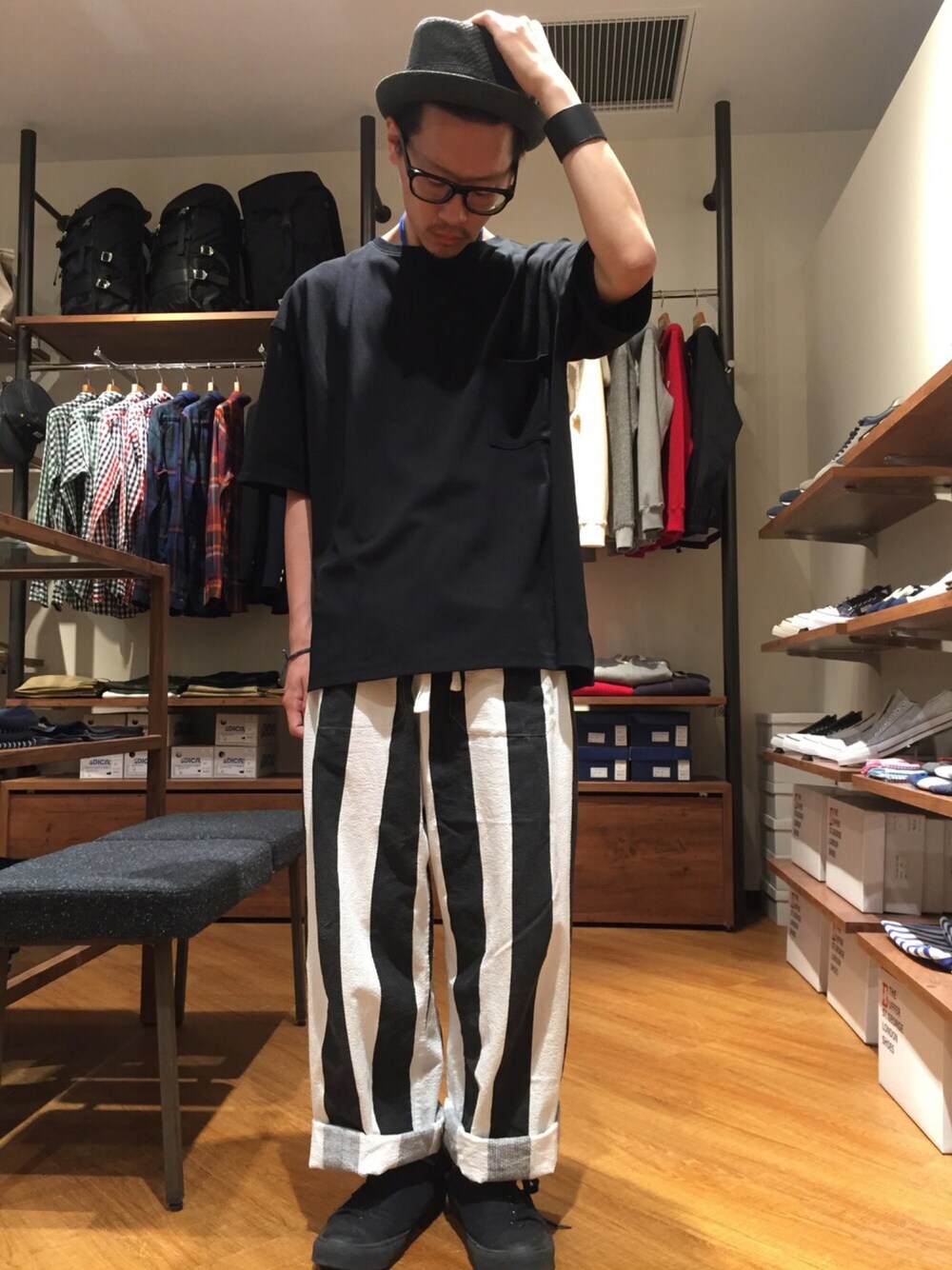「ポンチ、Tシャツ、ストライプ、パジャマ、ワイドパンツ、ストローハット、めがね、バングル、リラックススタイル、ゆるコーデ」｜「The DUFFER of ST.GEORGEのSMOOTH JERSEY BIG TEE：ビッグTシャツ（Tシャツ/カットソー、ブラック系）」を使った、柴田誠さん（メンズ・167cm）の春コーディネートの1枚目の写真