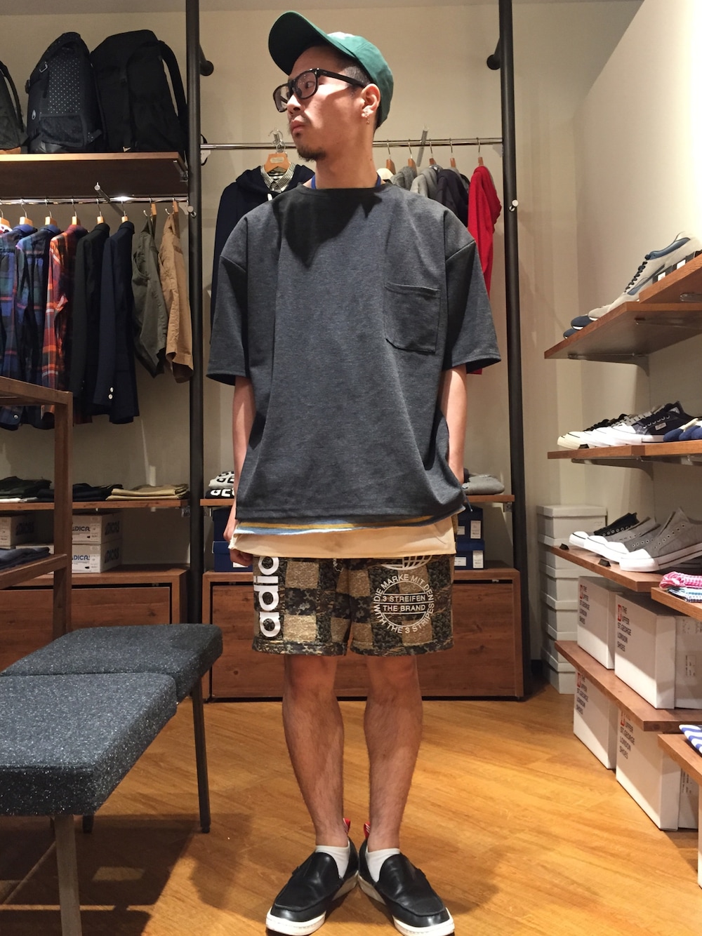 「エプロン、レイヤードスタイル、ストリート、ビッグシルエット、夏コーデ、めがね、スウェット、ハーフパンツ、Tシャツ、ローファー」｜「The DUFFER of ST.GEORGEのSMOOTH JERSEY BIG TEE：ビッグTシャツ（Tシャツ/カットソー、グレー系）」を使った、柴田誠さん（メンズ・167cm）の春コーディネートの1枚目の写真