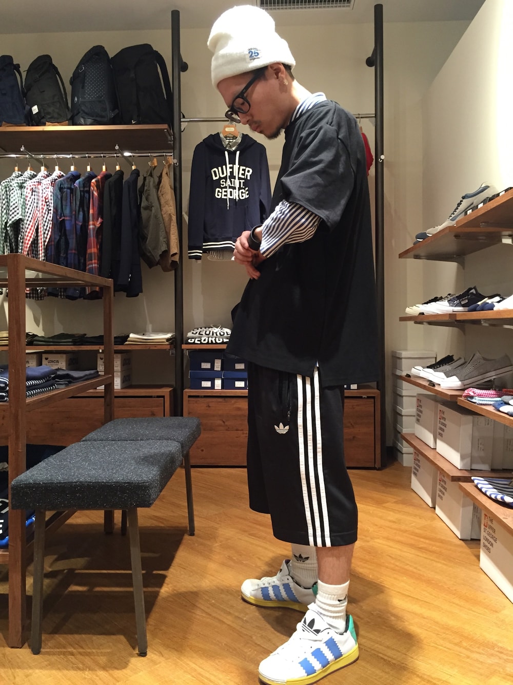 「スポーツミックス、ストリート、ブラック、アディダス、めがね、レイヤードスタイル、ニット帽、Tシャツ、ストライプ、ジャージ」｜「The DUFFER of ST.GEORGEのSMOOTH JERSEY BIG TEE：ビッグTシャツ（Tシャツ/カットソー、ブラック系）」を使った、柴田誠さん（メンズ・167cm）の春コーディネートの1枚目の写真
