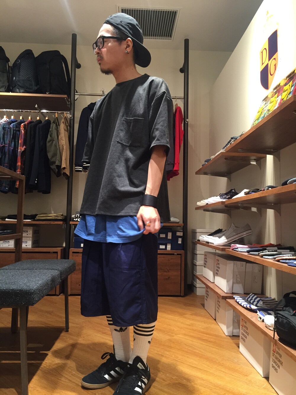 「スニーカー、ストリート、古着、スケータースタイル、ジェットキャップ、めがね、Tシャツ、ハーフパンツ、レイヤードスタイル、ポケットＴシャツ」｜「The DUFFER of ST.GEORGEのSMOOTH JERSEY BIG TEE：ビッグTシャツ（Tシャツ/カットソー、グレー系）」を使った、柴田誠さん（メンズ・167cm）の春コーディネートの1枚目の写真