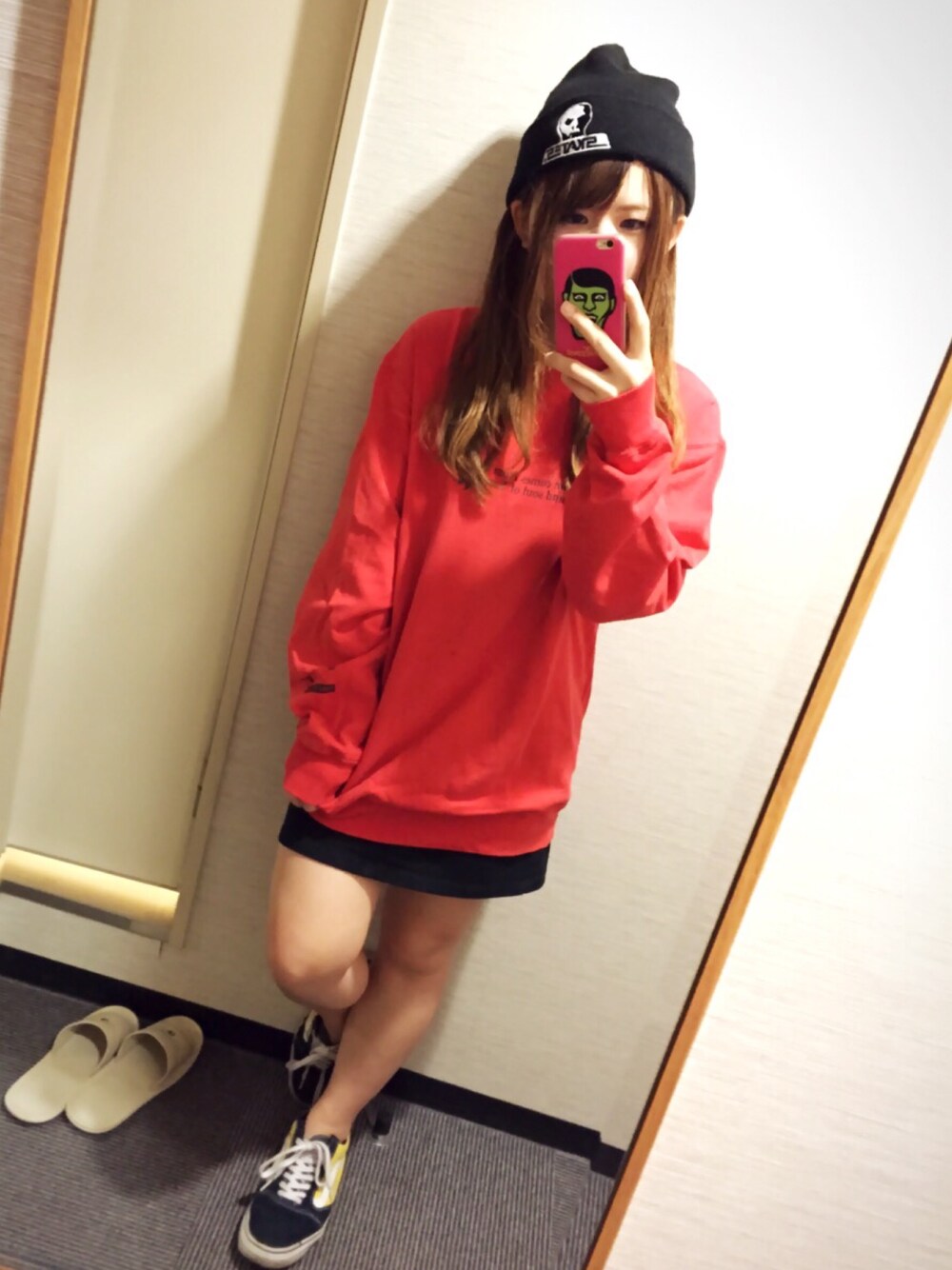 「VANS、SKULLSKATES、スカルスケーツ、WORLD WIDE LOVE、ワールドワイドラブ、スケータースタイル」｜「SKULL SKATESのアイテム（ニットキャップ/ビーニー、ブラック系）」を使った、あやぴぴぴさん（レディース・152cm）の春コーディネートの1枚目の写真