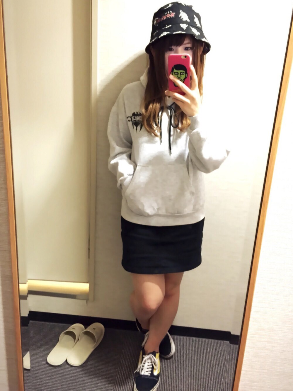 「ゾーラック、ZORLAC、VANS、スケータースタイル、オールドスケート」｜「ZORLACのアイテム（パーカー、ホワイト系）」を使った、あやぴぴぴさん（レディース・152cm）の春コーディネートの1枚目の写真