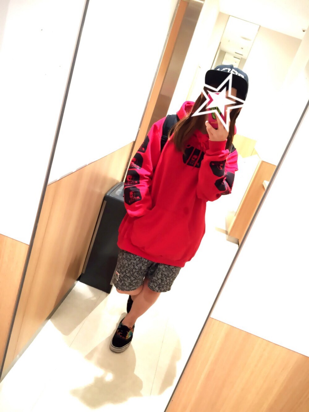 「スカルスケーツ、SKULLSKATES、VISIONSTREETWEAR、VANS、スケータースタイル、OBEY」｜「SKULL SKATESのアイテム（パーカー、レッド系）」を使った、あやぴぴぴさん（レディース・152cm）の春コーディネートの1枚目の写真