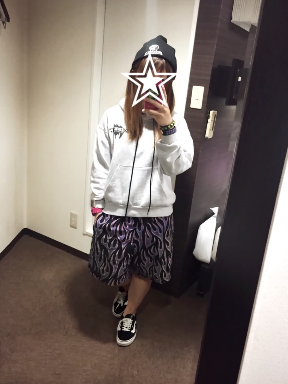 「lifesabeach、ライフズアビーチ、ZORLAC、ゾーラック、skallskates、VANS、MAGICAL MOSH MISFITS、マモミ、スケータースタイル」｜「SKULL SKATESのアイテム（ニットキャップ/ビーニー、ブラック系）」を使った、あやぴぴぴさん（レディース・152cm）の春コーディネートの1枚目の写真
