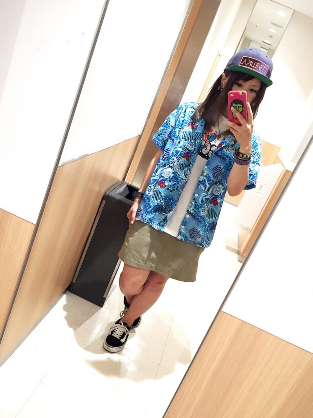 「mishka、RNA、ROLLINGCRADLE、ロリクレ、MAGICAL MOSH MISFITS、マモミ、x-girl、アロハシャツ、MXMXM、MXMXM×VANS」｜「MISHKAのアイテム（キャップ、ブルー系）」を使った、あやぴぴぴさん（レディース・152cm）の夏コーディネートの1枚目の写真
