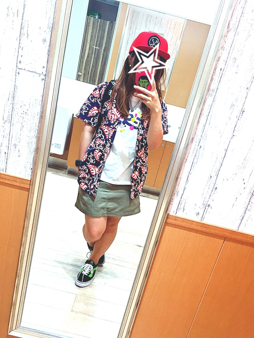 「x-girl、HUF、MAGICAL MOSH MISFITS、マモミ、TIGREBROCANTE、アロハシャツ、VANS」｜「HUFのアイテム（キャップ、レッド系）」を使った、あやぴぴぴさん（レディース・152cm）の秋コーディネートの1枚目の写真