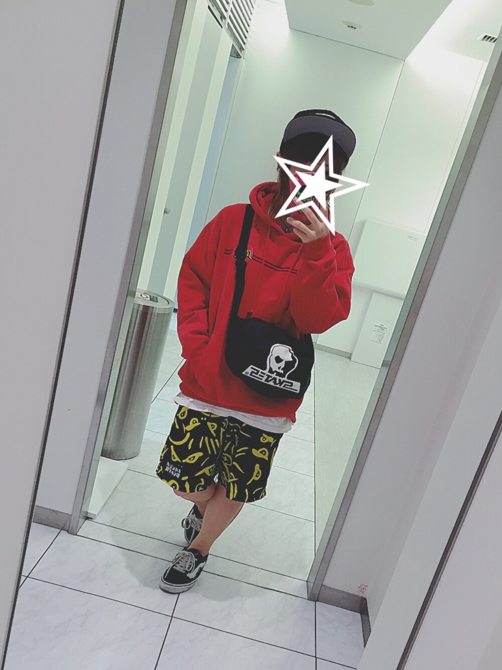 「santacruz、lifesabeach、SKULLSKATES、MAGICAL MOSH MISFITS、マモミ、VANS、スケータースタイル、サンタクルーズ」｜「SANTA CRUZのアイテム（パーカー、レッド系）」を使った、あやぴぴぴさん（レディース・152cm）の冬コーディネートの1枚目の写真