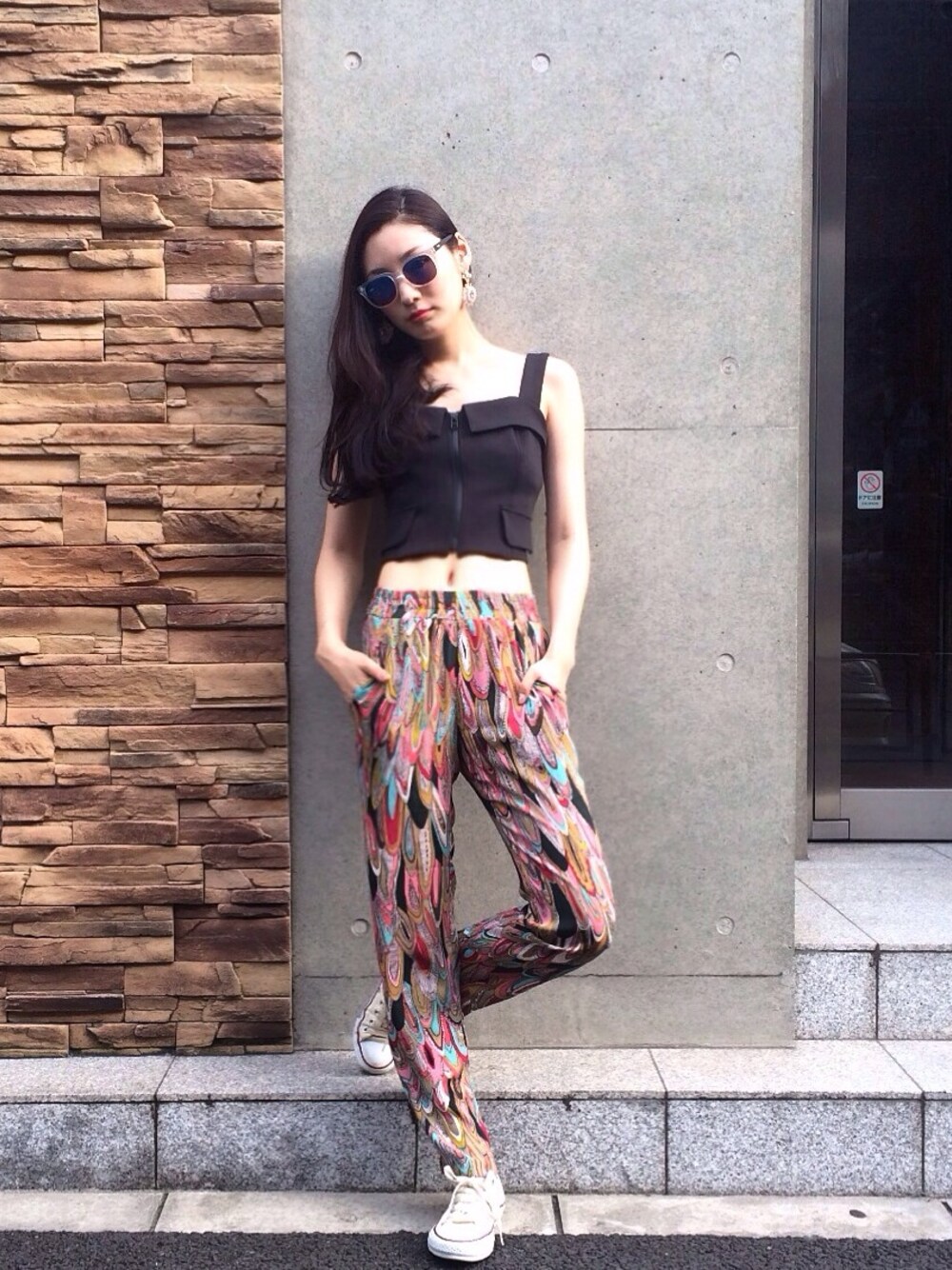 「vintage、AULA AILA、柄パンツ、スニーカー、コンバース、サングラス、ミラーサングラス、summer」｜「AULA AILAのアイテム（チューブトップ、ブラック系）」を使った、ソンミさん（レディース・169cm）の夏コーディネートの1枚目の写真