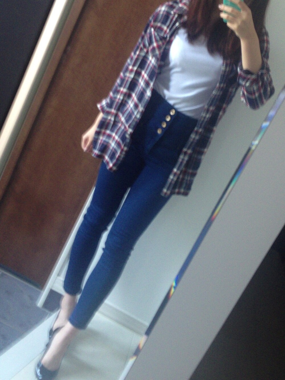 「JEANASISのアイテム（デニムパンツ、ブルー系）」を使った、田中夕貴さん（レディース・167cm）の春コーディネートの1枚目の写真