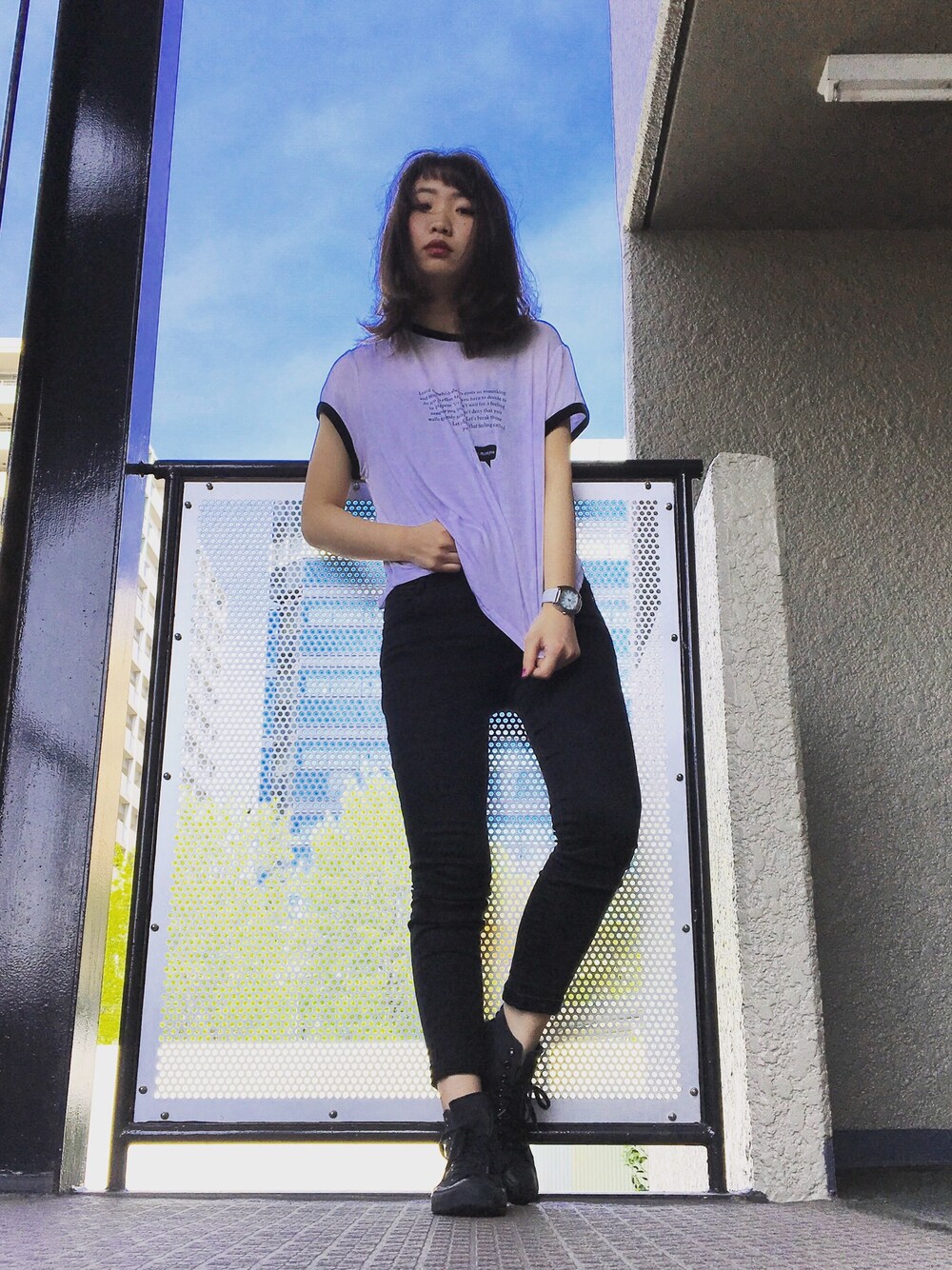 「シンプル、ラクチンコーデ、黒、スニーカー」｜「H&Mのアイテム（Tシャツ/カットソー、ホワイト系）」を使った、chrさん（レディース・163cm）の春コーディネートの1枚目の写真
