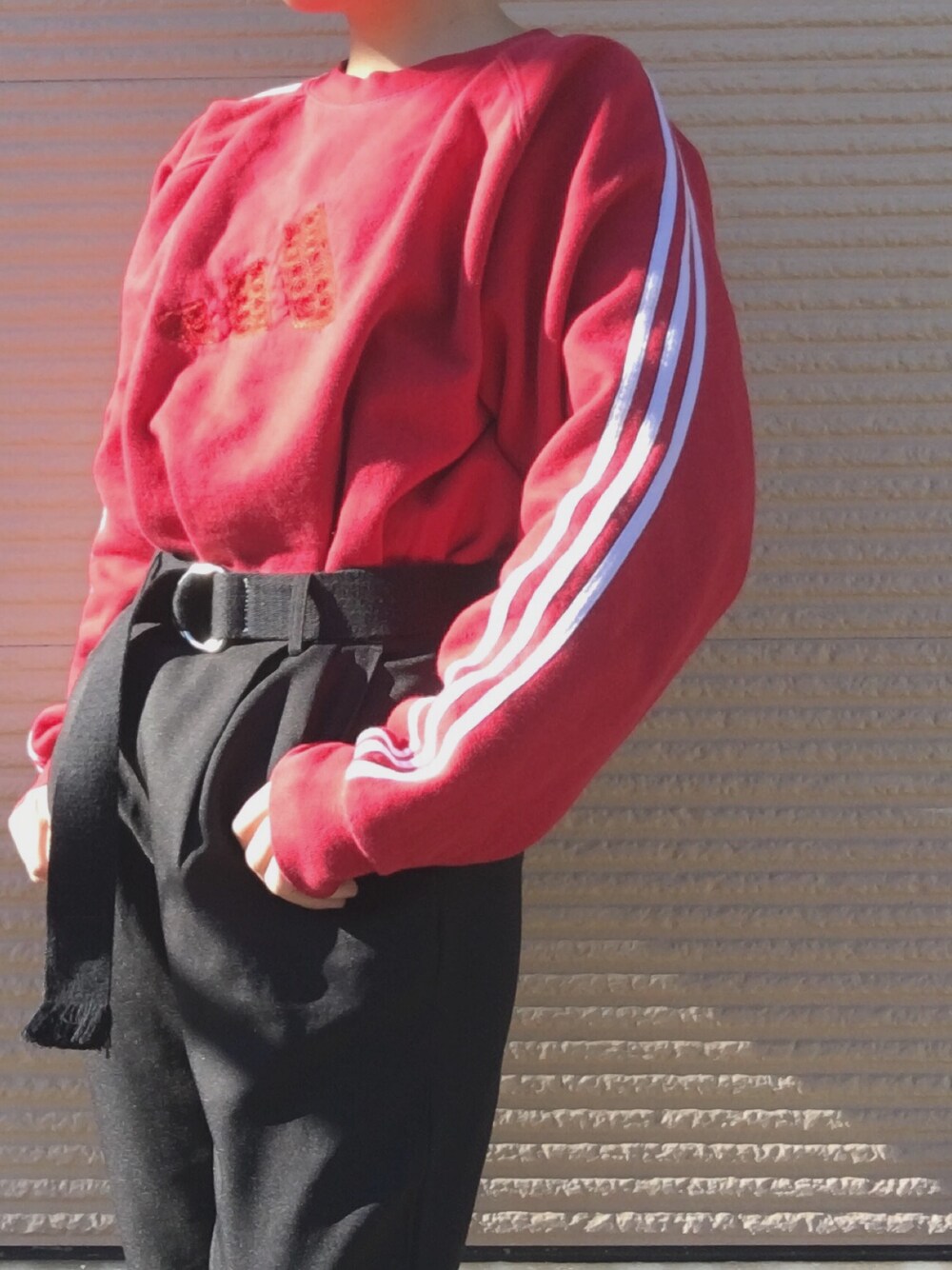 「YOSUKE、outfit、ootd、adidas、red」｜「adidasのアイテム（スウェット、レッド系）」を使った、ズミさん（レディース・147cm）の冬コーディネートの1枚目の写真