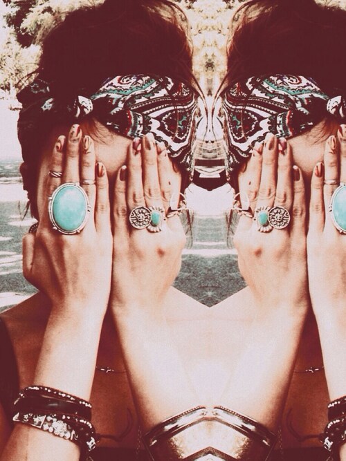 Rie Victoria Aoki is wearing EXPRESS "Big turquoise ring"