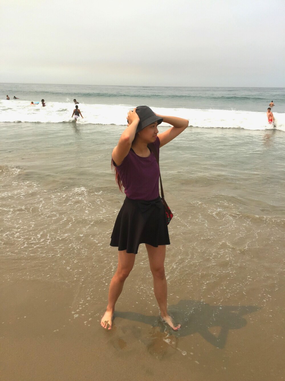 「skirt、BUCKET HAT、T shirt」｜「cotton onのアイテム（帽子、グレー系）」を使った、Liv さん（レディース・169cm）の夏コーディネートの1枚目の写真