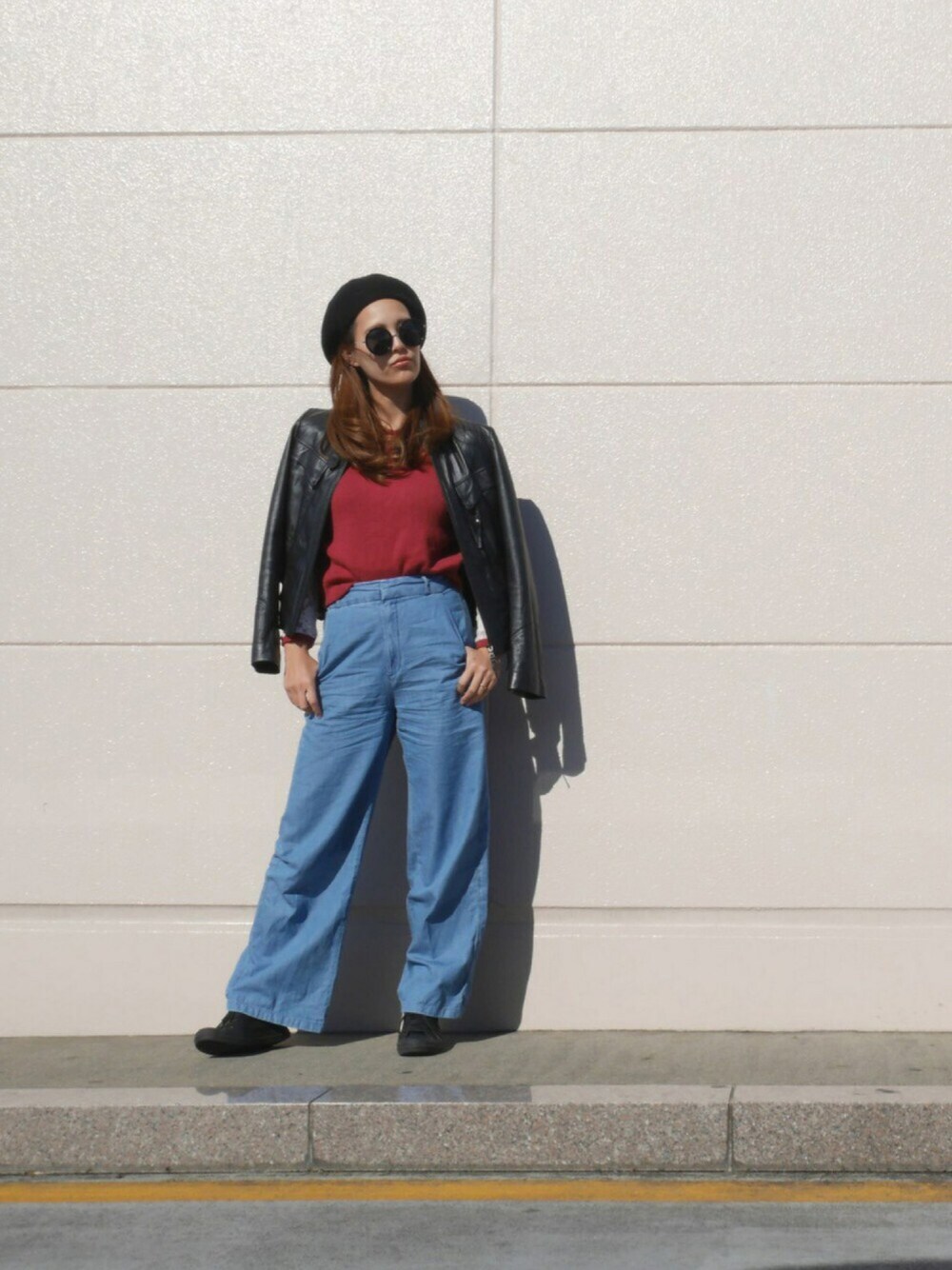 レッド系のニット/セーター、ブルー系のその他パンツ、ブラック系のスニーカーを着用したレディースの冬コーディネートの1枚目の写真