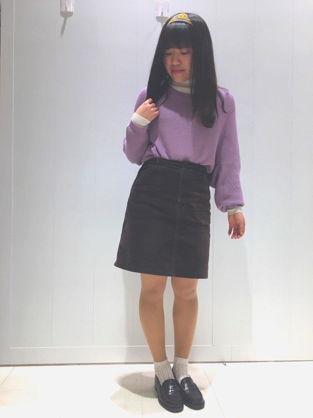 「きれいめカジュアル、古着MIX、レイヤードスタイル、スカーフ、エルメス、タートルネック、ニット、スカート、ローファー、モコモコアウター」｜「HERMESのアイテム（バンダナ/スカーフ、その他）」を使った、AKIさん（レディース・153cm）の冬コーディネートの1枚目の写真