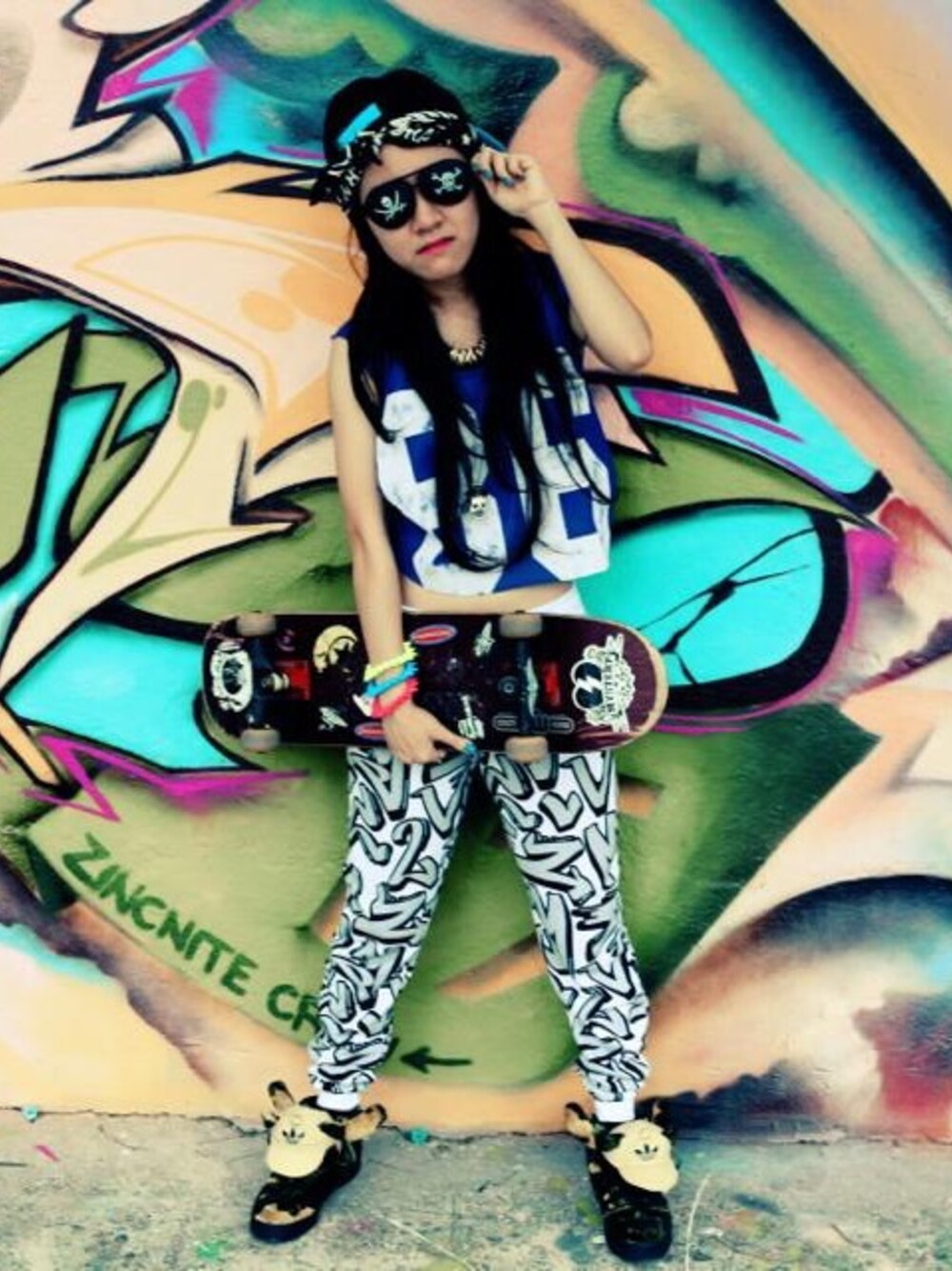 「wearsg、graffiti、skatergirl」｜「TOPSHOPのアイテム（その他トップス、ブルー系）」を使った、Lyn N'gさん（レディース・160cm）の冬コーディネートの1枚目の写真