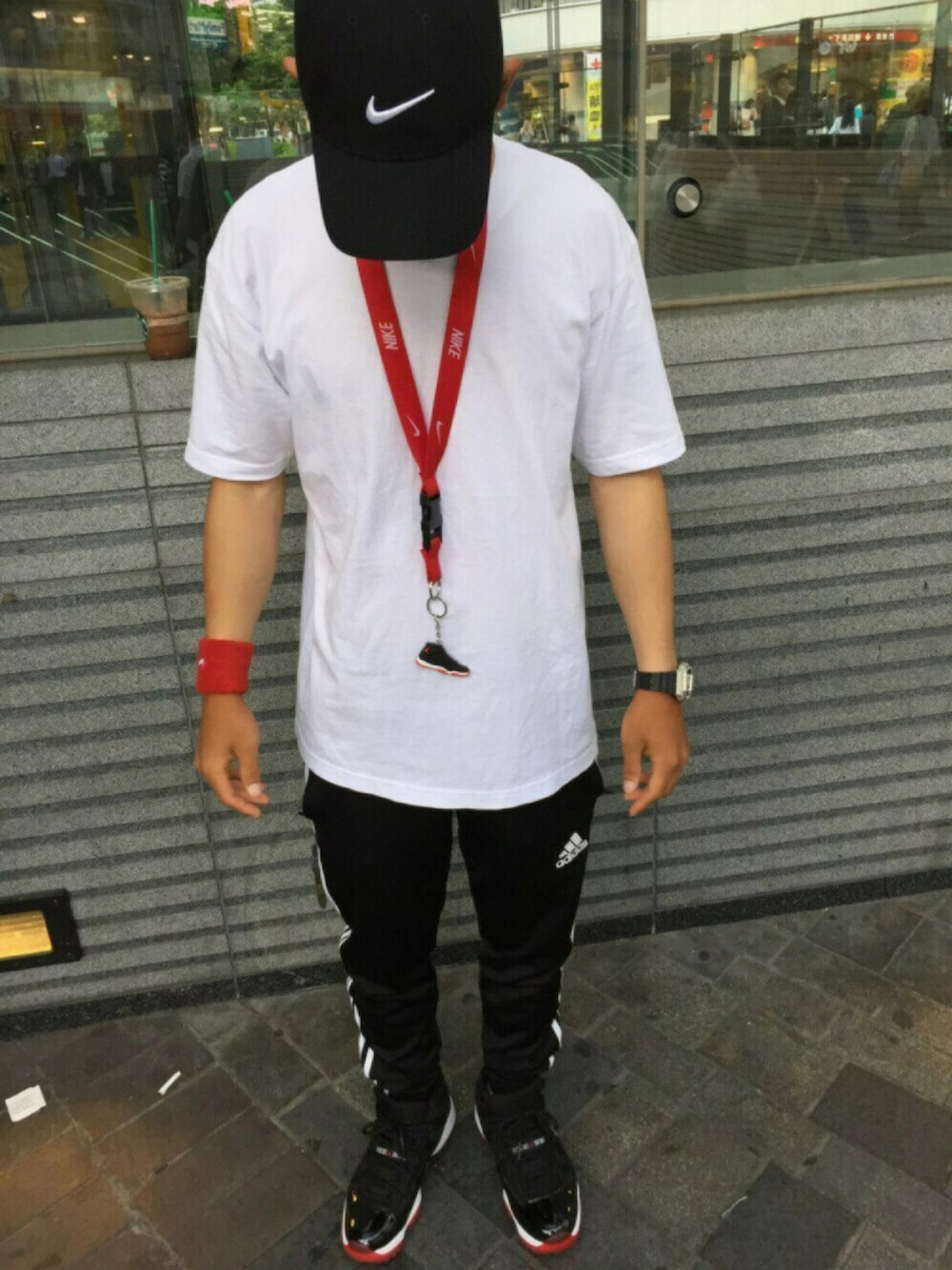 「夏コーデ、ストリート系、ナイキ、ジョーダン11 、エアジョーダン、アディダス、スリムサッカーパンツ、無地Tシャツ、G-SHOCK、6パネルキャップ」｜「Lafayetteのジョーダン11 ブレッド（キーケース/キーアクセサリー、ブラック系）」を使った、G.Kさん（メンズ・170cm）の春コーディネートの1枚目の写真
