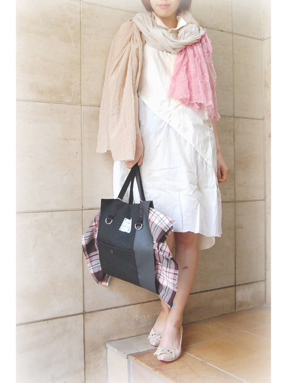 ホワイト系のワンピース、ピンク系のバックパック/リュック、ゴールド系のパンプスを着用したレディースの冬コーディネートの1枚目の写真