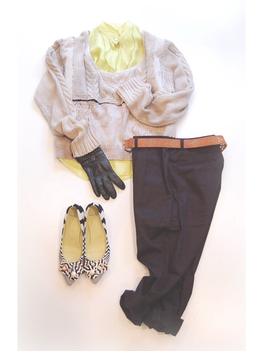 グレー系のニット/セーター、イエロー系のシャツ/ブラウス、ブラック系のパンプスを着用したレディースの冬コーディネートの1枚目の写真