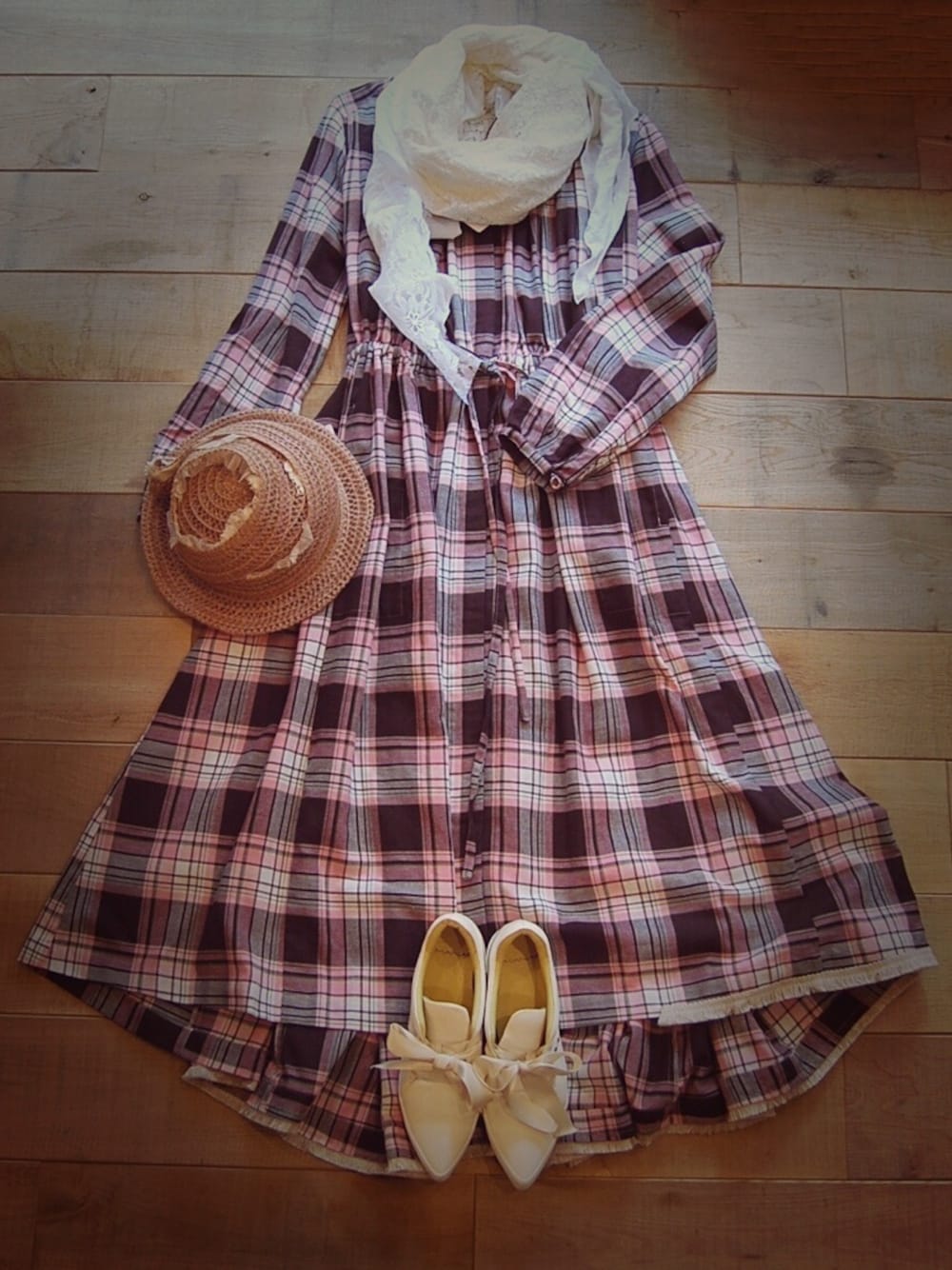 ピンク系のワンピース、ホワイト系のスニーカー、ピンク系のハットを着用したレディースの春コーディネートの1枚目の写真