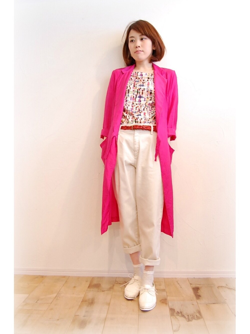 ピンク系のその他アウター、ホワイト系のシャツ/ブラウス、ホワイト系のスラックスを着用したレディースの春コーディネートの1枚目の写真