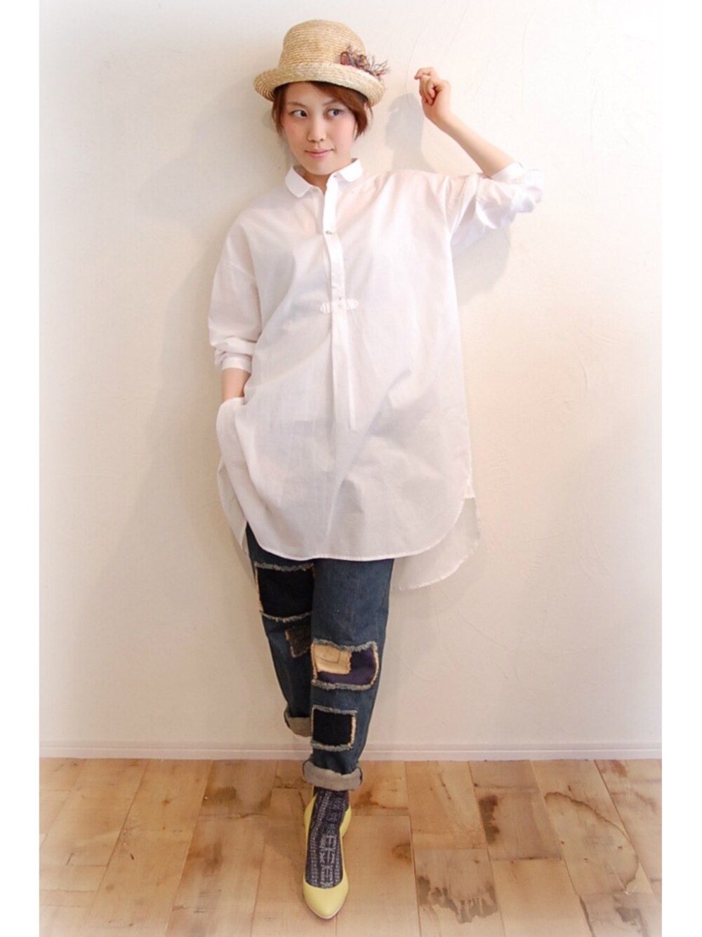 ホワイト系のシャツ/ブラウス、ブルー系のデニムパンツ、イエロー系のパンプスを着用したレディースの春コーディネートの1枚目の写真