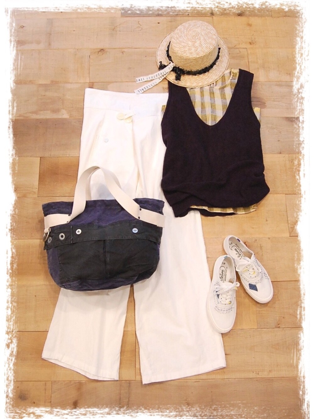 イエロー系のシャツ/ブラウス、ブラック系のタンクトップ、ホワイト系のその他パンツを着用したレディースの夏コーディネートの1枚目の写真