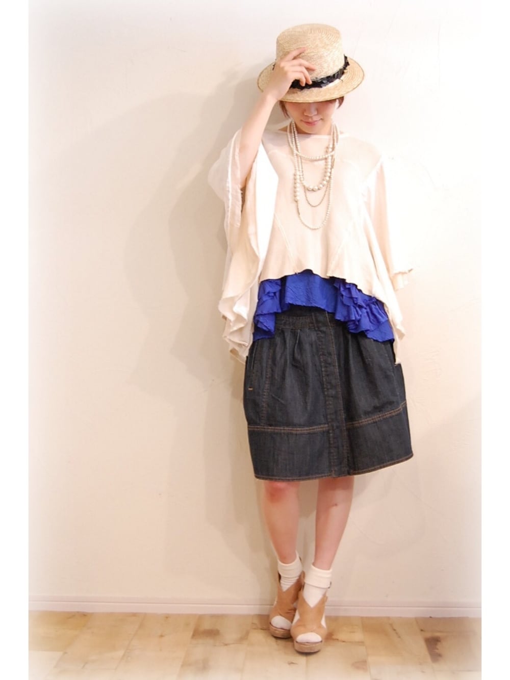 ベージュ系のその他トップス、ブラック系のデニムスカート、ブルー系のキャミソールを着用したレディースの夏コーディネートの1枚目の写真