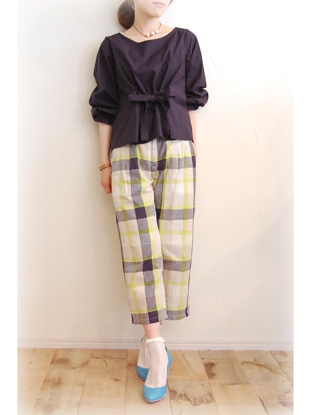 ブラック系のシャツ/ブラウス、グリーン系のその他パンツ、ブルー系のパンプスを着用したレディースの夏コーディネートの1枚目の写真