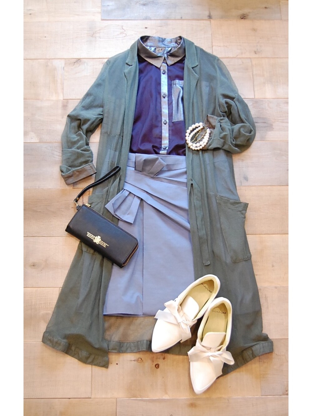 ブルー系のシャツ/ブラウス、ブルー系のスカート、グリーン系のその他アウターを着用したレディースの夏コーディネートの1枚目の写真