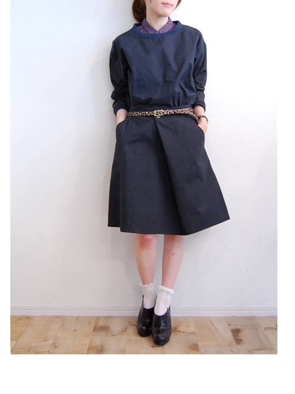 ブラック系のその他トップス、ブラック系のスカート、ブラック系のシャツ/ブラウスを着用したレディースの夏コーディネートの1枚目の写真