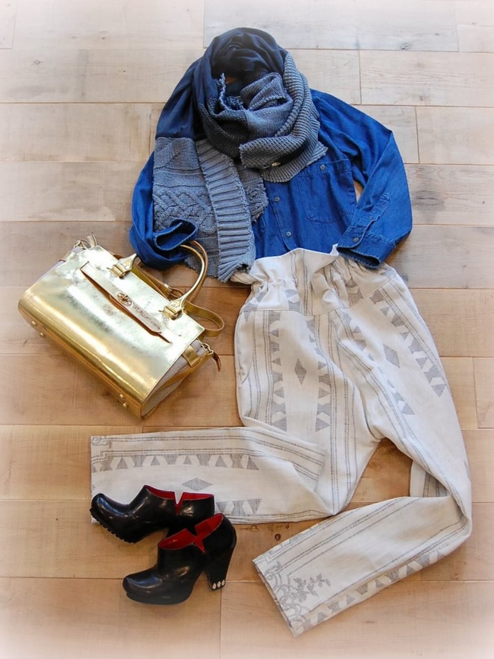 ブルー系のシャツ/ブラウス、ホワイト系のその他パンツ、ブラック系のブーティを着用したレディースの秋コーディネートの1枚目の写真