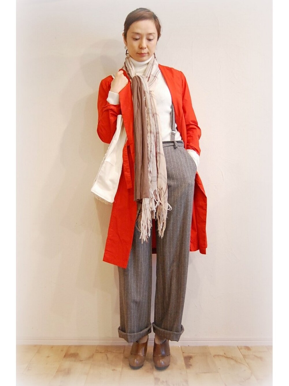 グレー系のその他パンツ、グレー系のブーティ、レッド系のその他アウターを着用したレディースの秋コーディネートの1枚目の写真