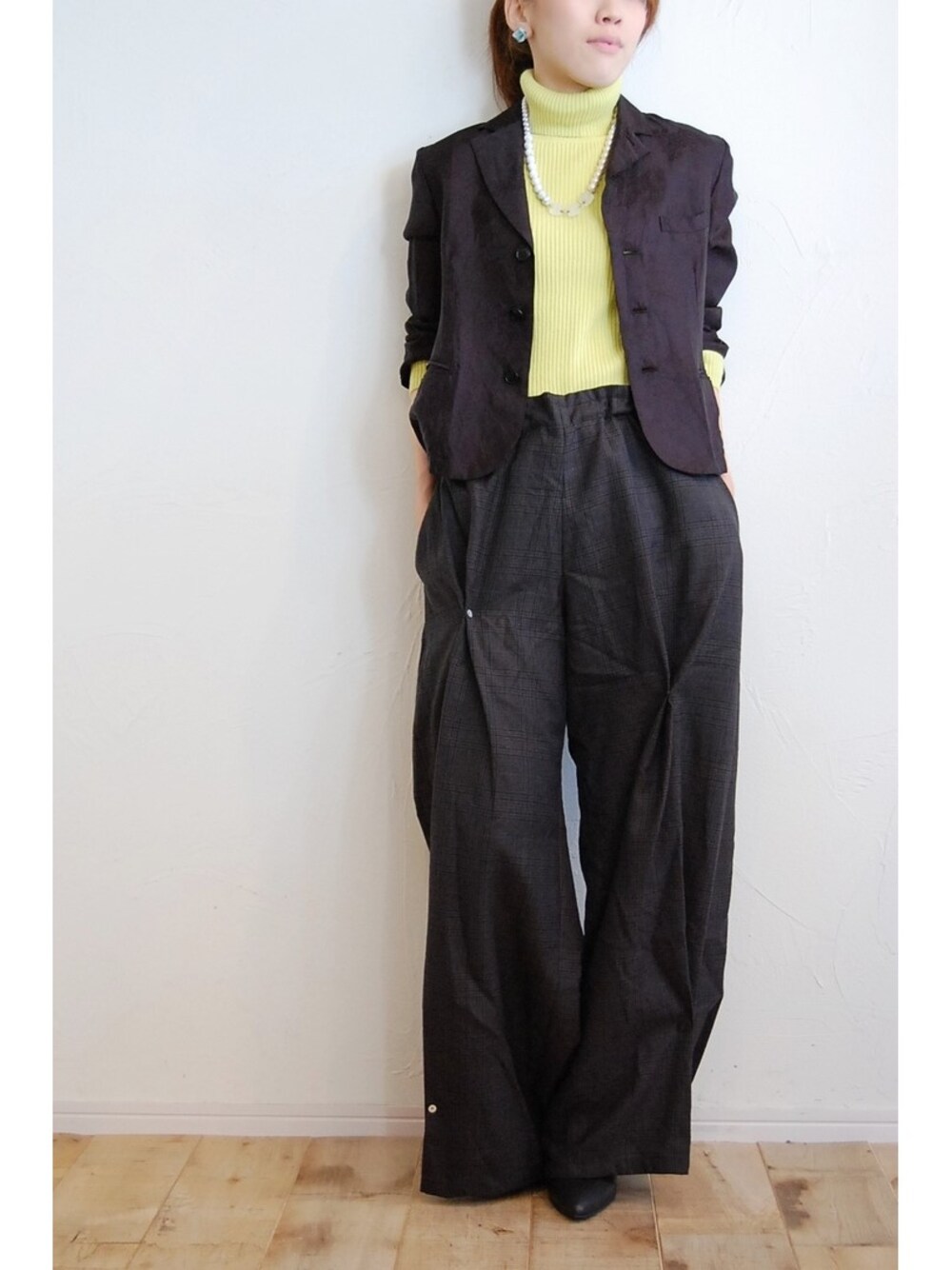 ブラック系のテーラードジャケット、ブラック系のその他パンツ、ホワイト系のネックレスを着用したレディースの秋コーディネートの1枚目の写真