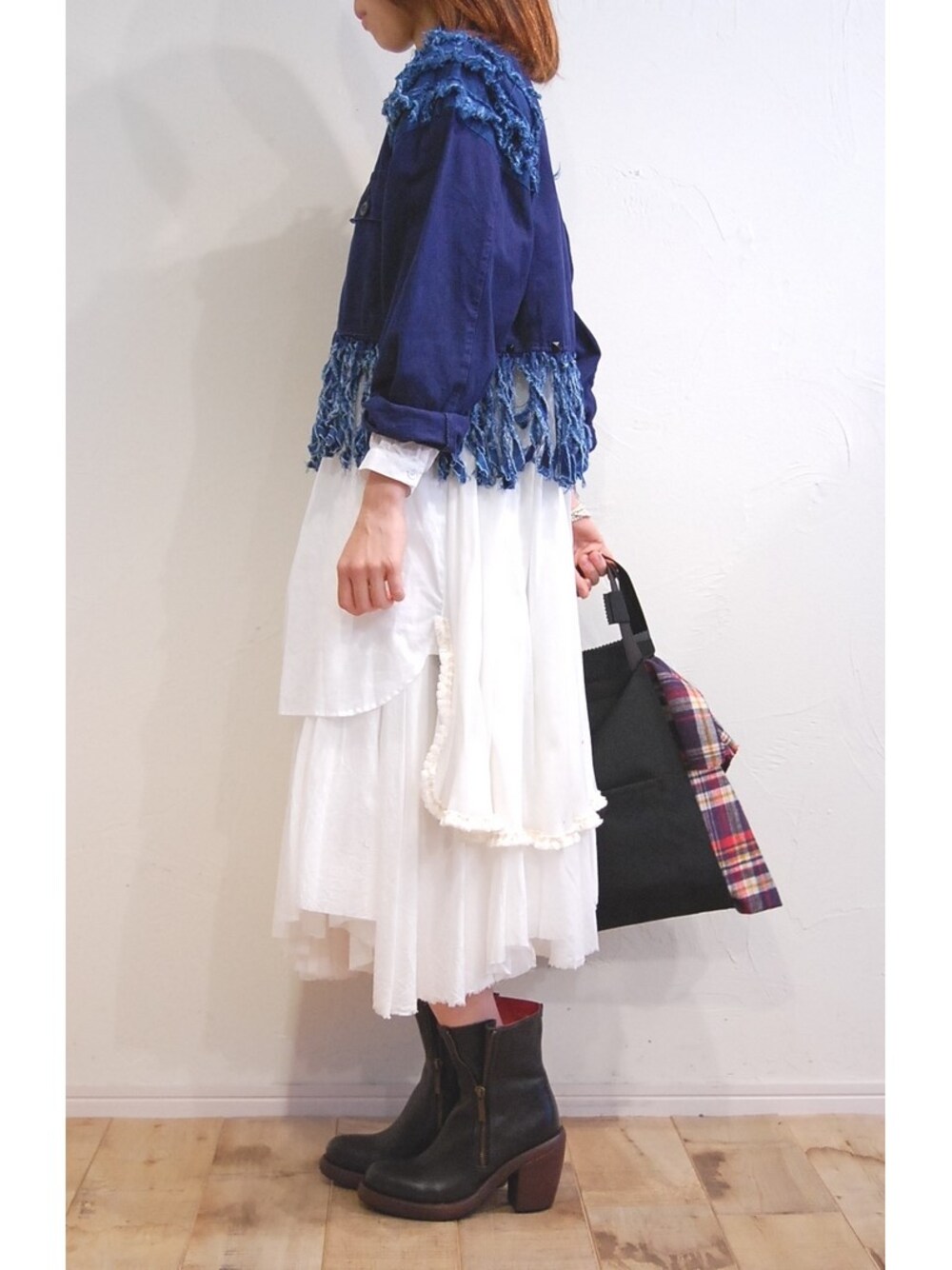 ブルー系のその他アウター、ホワイト系のシャツ/ブラウス、グレー系のワンピースを着用したレディースの秋コーディネートの1枚目の写真