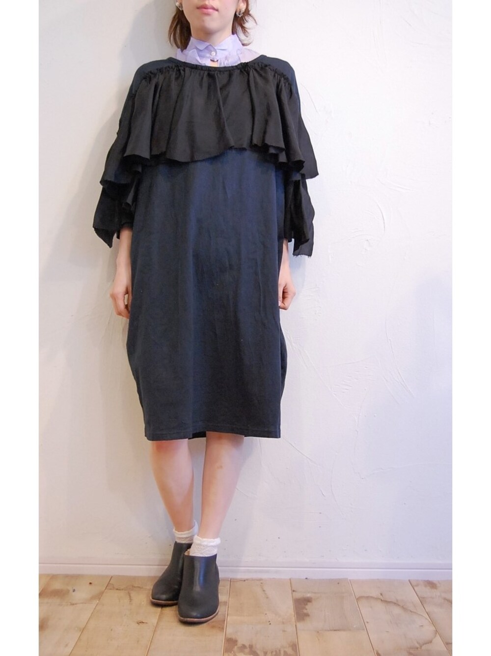 ブルー系のシャツ/ブラウス、ブラック系のワンピースを着用したレディースの冬コーディネートの1枚目の写真