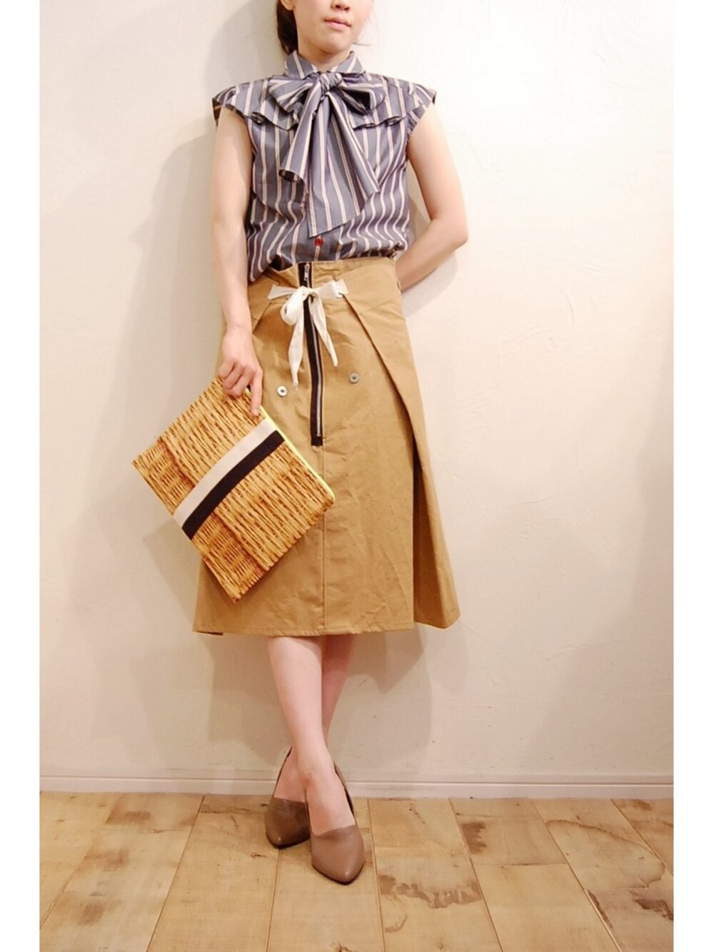 「パンプス、ストライプ、rehersall、ストライプシャツ、ボウタイ、リハーズオール、JEFFREY CAMPBELL、xapis、intoxic、イントキシック」｜「Xapisのストライプボウタイブラウス（シャツ/ブラウス、ブルー系）」を使った、chaosbohemiaさん（レディース・156cm）の冬コーディネートの1枚目の写真