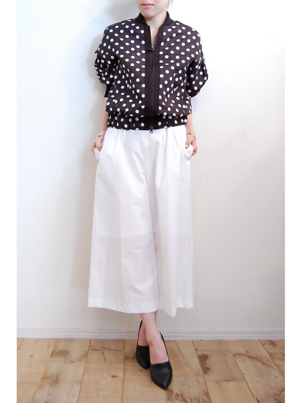 ブラック系のブルゾン、ホワイト系のその他パンツ、ブラック系のパンプスを着用したレディースの冬コーディネートの1枚目の写真