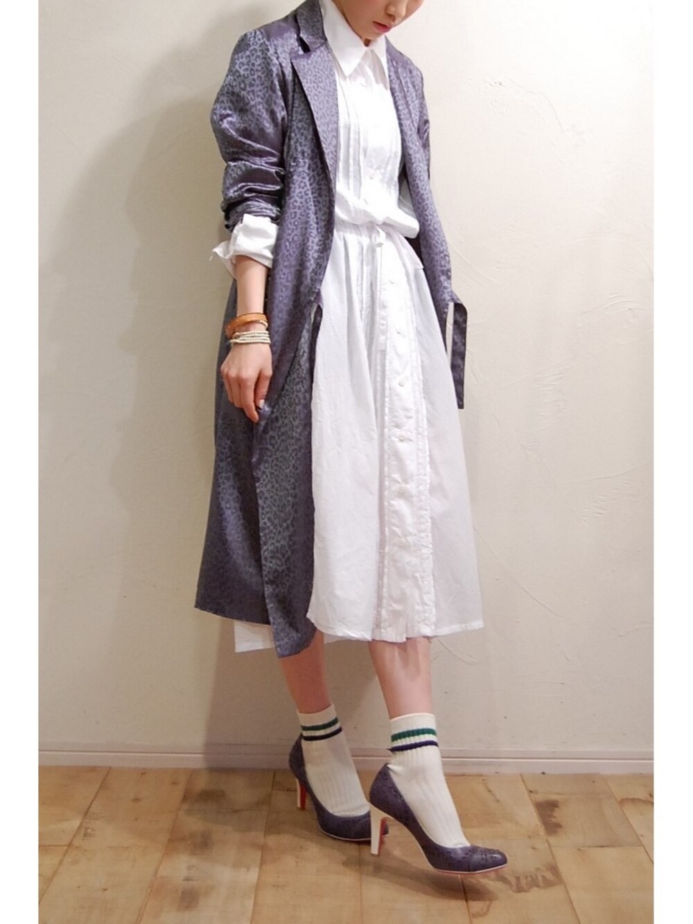 ホワイト系のワンピース、ブルー系のパンプス、ブルー系のその他アウターを着用したレディースの春コーディネートの1枚目の写真