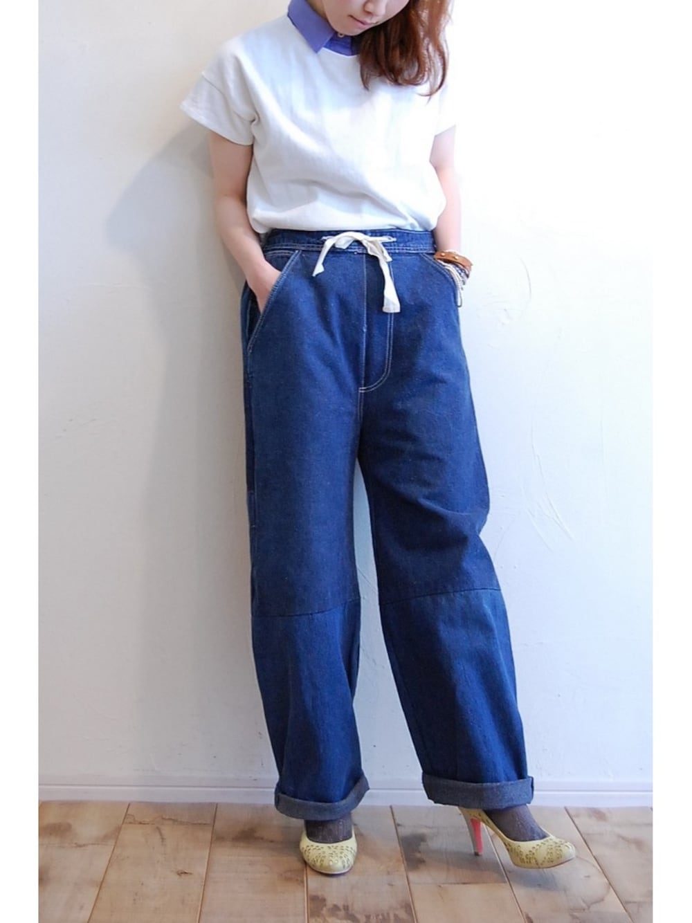 ブルー系のシャツ/ブラウス、ホワイト系のTシャツ/カットソー、ブルー系のデニムパンツを着用したレディースの春コーディネートの1枚目の写真