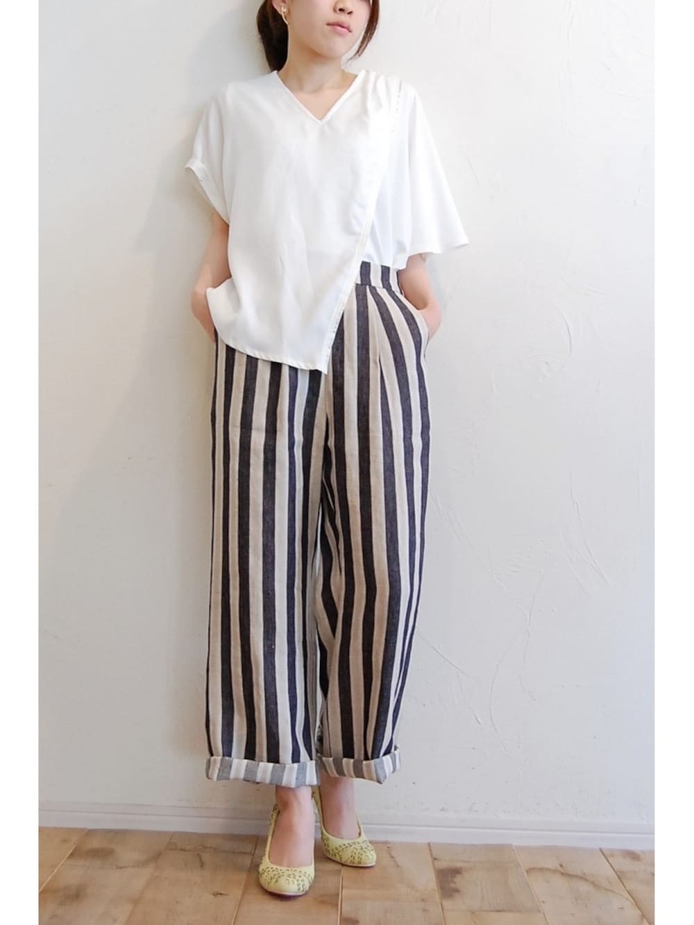 ホワイト系のTシャツ/カットソー、ブルー系のその他パンツ、イエロー系のパンプスを着用したレディースの春コーディネートの1枚目の写真