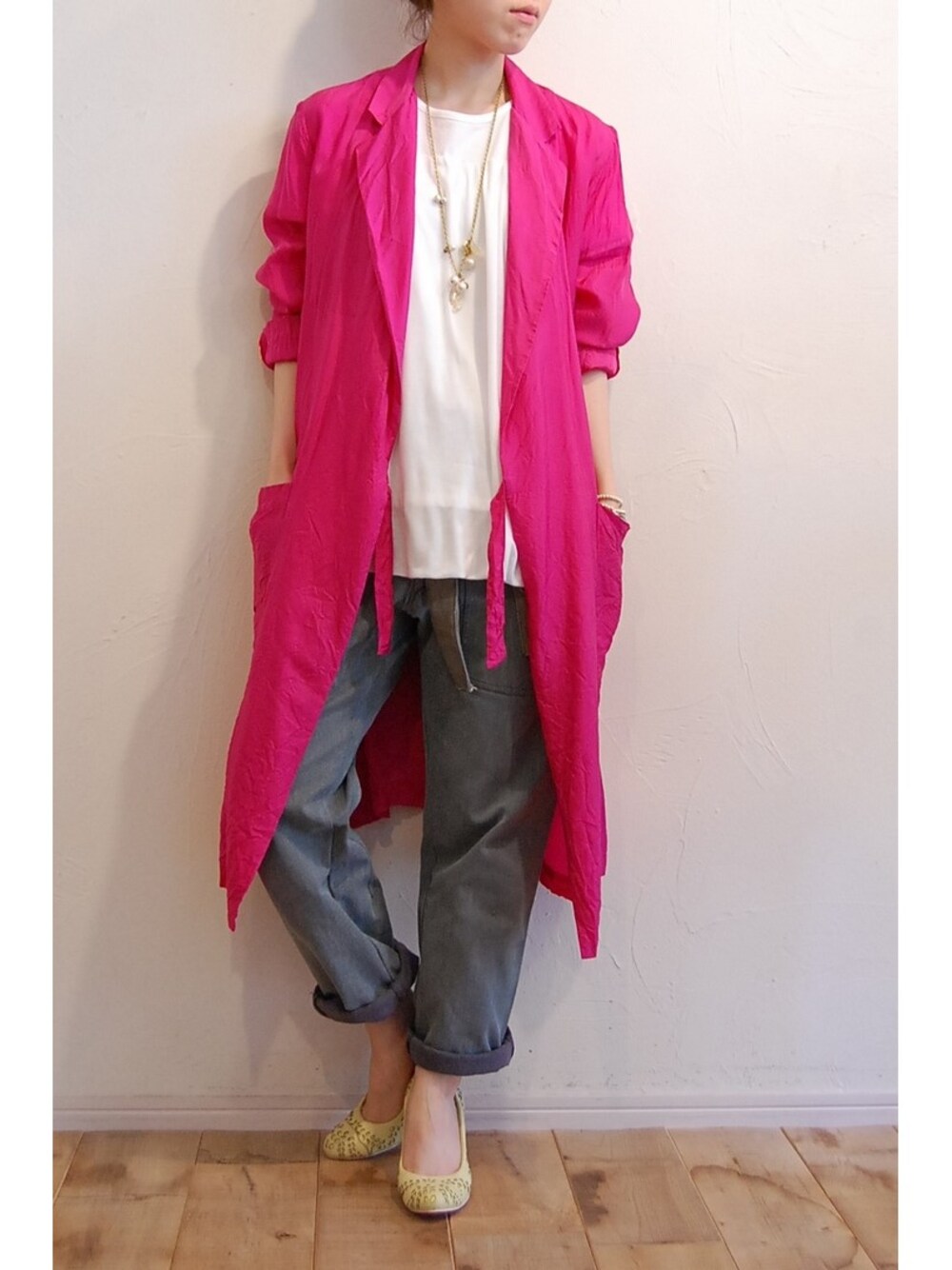 ピンク系のその他アウター、ホワイト系のTシャツ/カットソー、グレー系のデニムパンツを着用したレディースの春コーディネートの1枚目の写真