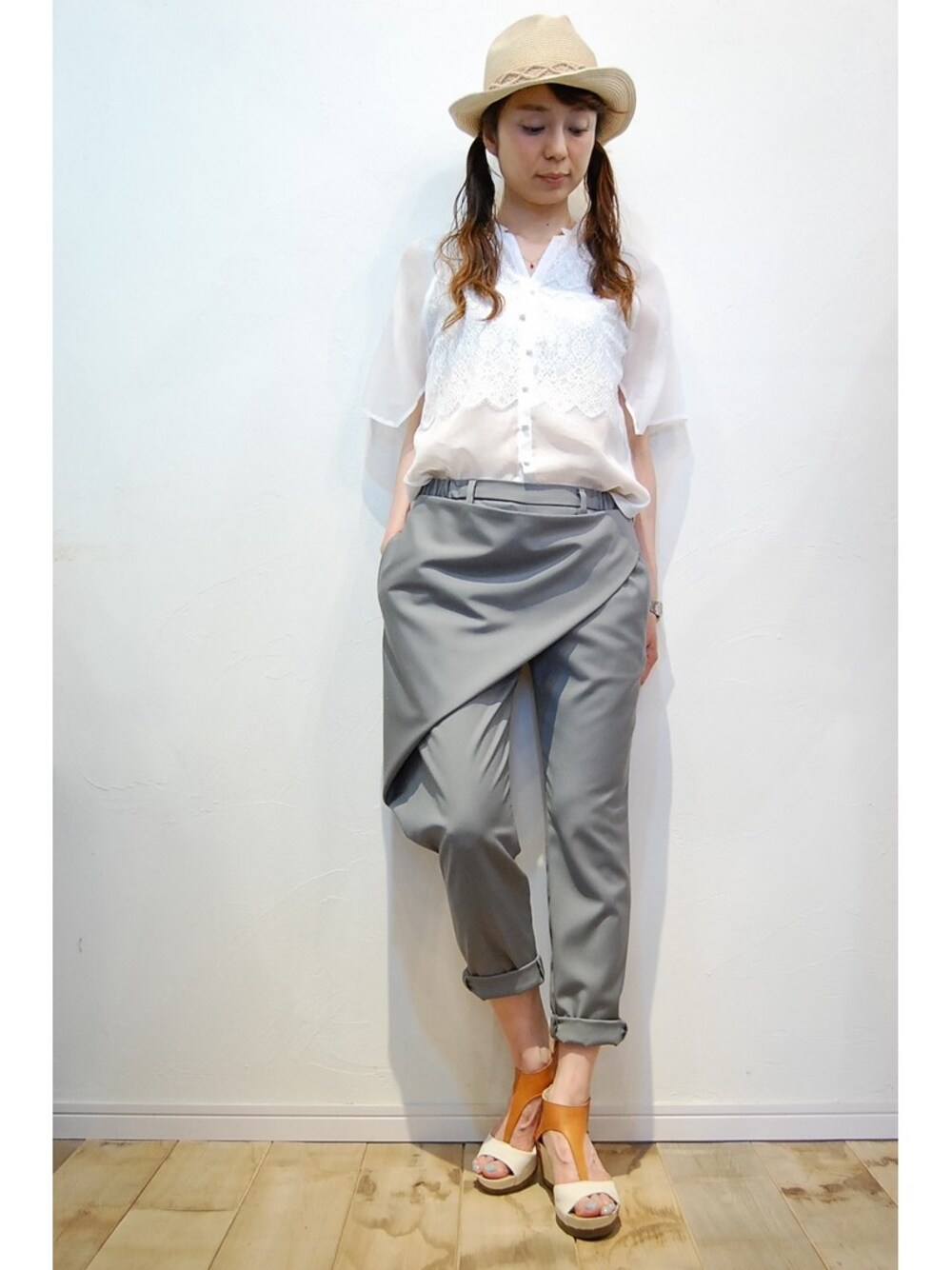 グレー系のその他パンツ、ホワイト系のシャツ/ブラウス、ブラウン系のサンダルを着用したレディースの春コーディネートの1枚目の写真