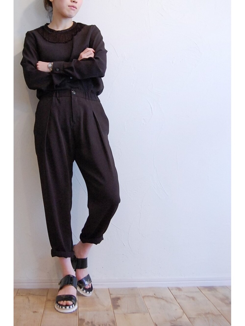 ブラック系のシャツ/ブラウス、ブラック系のその他パンツ、ブラック系のサンダルを着用したレディースの夏コーディネートの1枚目の写真