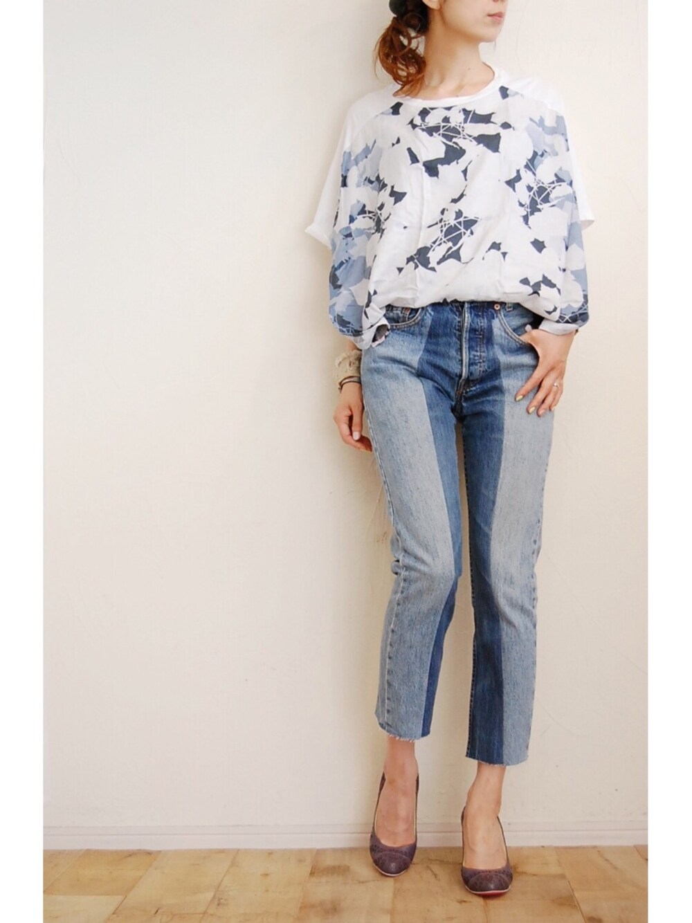 ホワイト系のTシャツ/カットソー、ブルー系のデニムパンツ、ブルー系のパンプスを着用したレディースの夏コーディネートの1枚目の写真