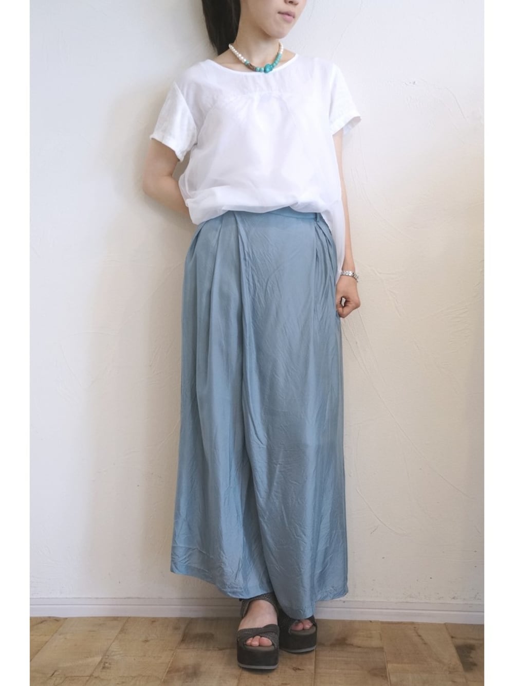 グレー系のその他パンツ、ホワイト系のシャツ/ブラウス、グレー系のサンダルを着用したレディースの夏コーディネートの1枚目の写真