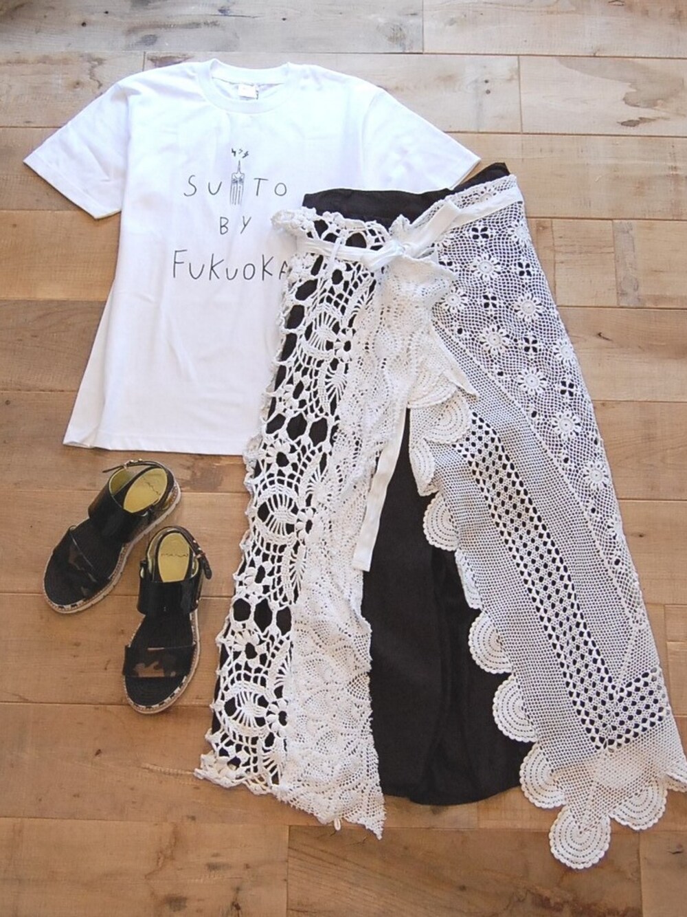 ホワイト系のTシャツ/カットソー、ホワイト系のスカート、ブラック系のその他パンツを着用したレディースの夏コーディネートの1枚目の写真
