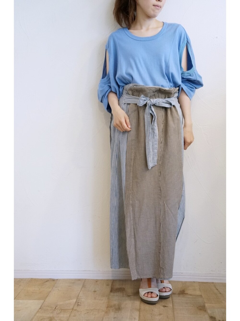 ブルー系のTシャツ/カットソー、その他のその他パンツ、ブラウン系のサンダルを着用したレディースの夏コーディネートの1枚目の写真